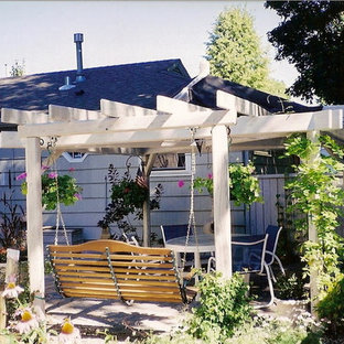 Foto di un piccolo patio o portico bohémian nel cortile laterale con pavimentazioni in mattoni e una pergola
