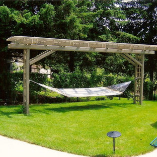 Idee per un piccolo patio o portico boho chic dietro casa con pavimentazioni in mattoni e una pergola