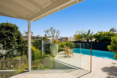 シドニーにある高級な中くらいなエクレクティックスタイルのおしゃれな中庭のテラス (噴水、タイル敷き、オーニング・日よけ) の写真