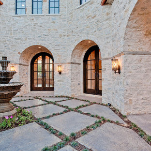 Immagine di un grande patio o portico mediterraneo in cortile con fontane, lastre di cemento e nessuna copertura