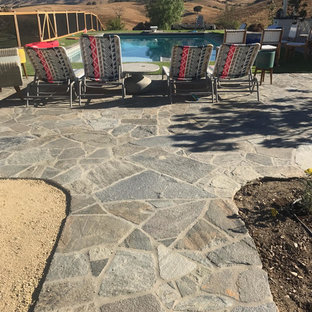 Idee per un ampio patio o portico country dietro casa con cemento stampato e nessuna copertura