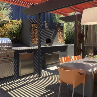 Immagine di un patio o portico etnico di medie dimensioni e dietro casa con ghiaia e un tetto a sbalzo