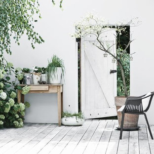 Idee per un patio o portico nordico di medie dimensioni e in cortile