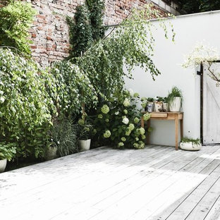 Esempio di un patio o portico nordico di medie dimensioni e in cortile