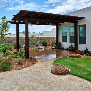 Idee per un patio o portico chic dietro casa con graniglia di granito e una pergola