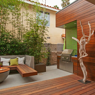 Ispirazione per un grande patio o portico design nel cortile laterale con un focolare, pedane e nessuna copertura