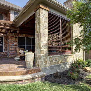 Idee per un patio o portico contemporaneo di medie dimensioni e dietro casa con cemento stampato e una pergola