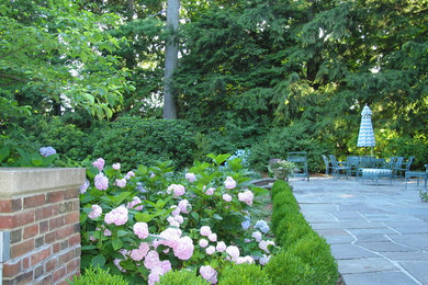 ボストンにあるトラディショナルスタイルのおしゃれな中庭のテラス (天然石敷き) の写真
