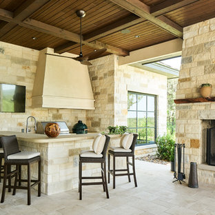 Idee per un patio o portico mediterraneo dietro casa con un tetto a sbalzo