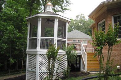 Immagine di un patio o portico classico di medie dimensioni e dietro casa con pedane e un gazebo o capanno