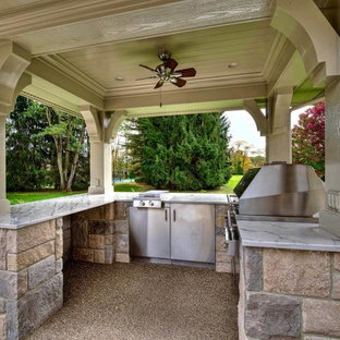 Foto di un grande patio o portico american style dietro casa con graniglia di granito e un gazebo o capanno