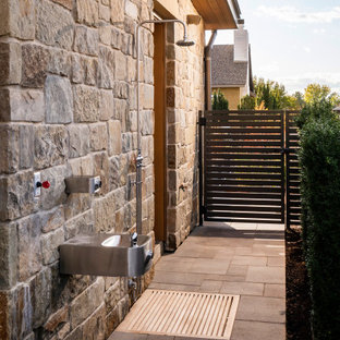 Diseño de patio de estilo de casa de campo, extra grande, sin cubierta, en patio trasero, con ducha exterior y adoquines de hormigón