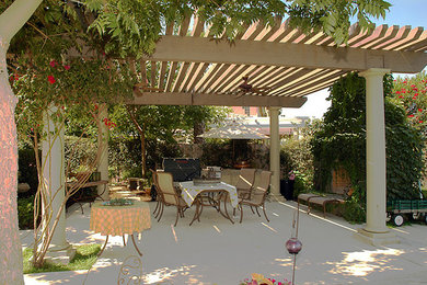 Foto de patio mediterráneo de tamaño medio en patio trasero con cocina exterior y pérgola