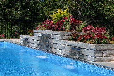 Aménagement d'une terrasse arrière classique avec un point d'eau.