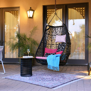 Foto di un patio o portico mediterraneo di medie dimensioni e dietro casa con pavimentazioni in pietra naturale e una pergola