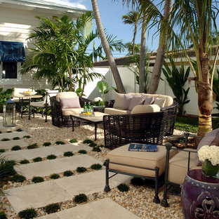 Ispirazione per un grande patio o portico tropicale in cortile con ghiaia