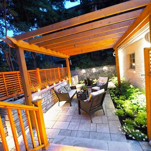 Idee per un patio o portico etnico di medie dimensioni e dietro casa con fontane, pavimentazioni in cemento e una pergola