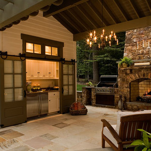 Idee per un patio o portico country di medie dimensioni e dietro casa con pavimentazioni in pietra naturale e un gazebo o capanno