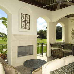 Idee per un patio o portico stile americano di medie dimensioni e dietro casa con cemento stampato e un tetto a sbalzo