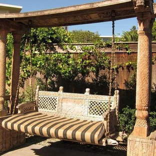 Esempio di un grande patio o portico etnico dietro casa con nessuna copertura