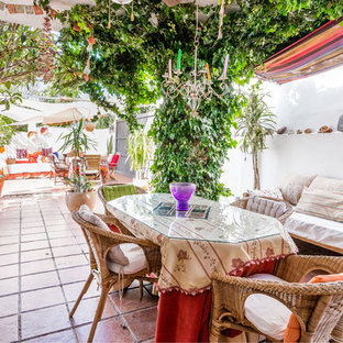 Foto de patio tropical en patio trasero y anexo de casas