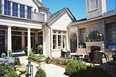 Inspiration for a timeless courtyard patio remodel in Jacksonville