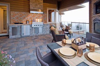 Diseño de patio minimalista de tamaño medio en patio lateral y anexo de casas con cocina exterior y adoquines de piedra natural
