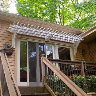 Immagine di un patio o portico american style di medie dimensioni e dietro casa con pedane e una pergola