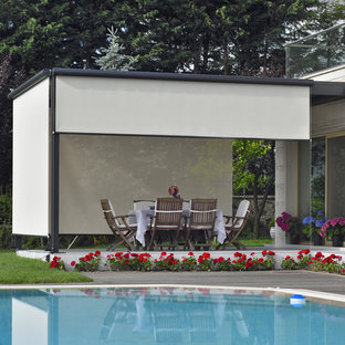 Idee per un piccolo patio o portico contemporaneo dietro casa con una pergola