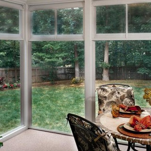 Immagine di un patio o portico moderno di medie dimensioni e dietro casa con graniglia di granito e un tetto a sbalzo