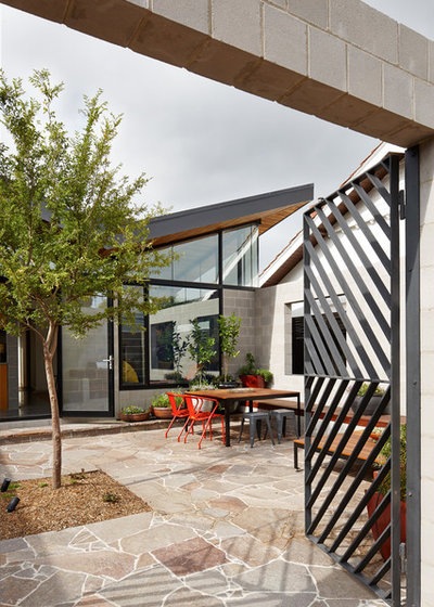 Contemporary Patio by MRTN Architects