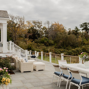 Immagine di un patio o portico stile marino dietro casa con pavimentazioni in cemento e nessuna copertura