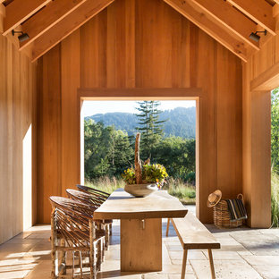 Esempio di un ampio patio o portico country con un tetto a sbalzo