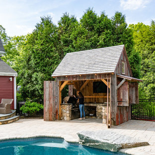 Ispirazione per un patio o portico country dietro casa