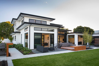 Immagine di un patio o portico contemporaneo di medie dimensioni e dietro casa con lastre di cemento