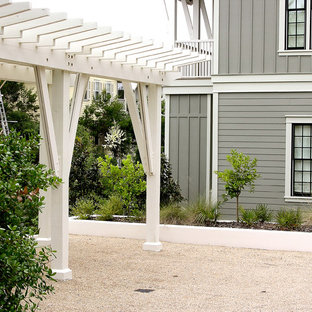 Ispirazione per un piccolo patio o portico stile marinaro in cortile con ghiaia e una pergola