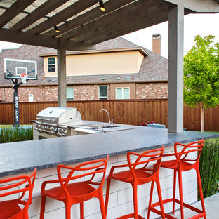 Idee per un grande patio o portico eclettico dietro casa con pavimentazioni in cemento e una pergola