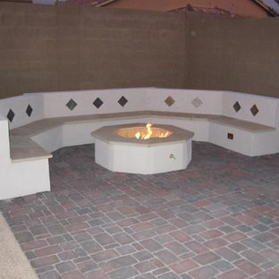 Idee per un patio o portico american style di medie dimensioni e dietro casa con un focolare, pavimentazioni in mattoni e nessuna copertura