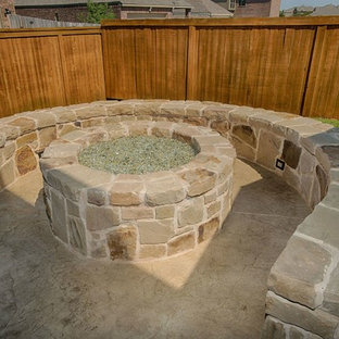 Ispirazione per un grande patio o portico classico dietro casa con cemento stampato e una pergola