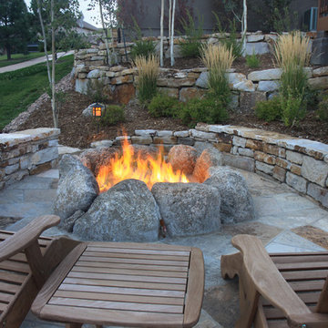 Fire pit with seat walls
