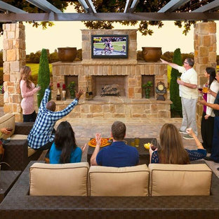 Inspiration for a timeless patio remodel in Orange County