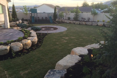 Стильный дизайн: большой участок и сад на заднем дворе в стиле рустика с местом для костра - последний тренд