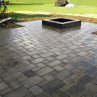 Ispirazione per un piccolo patio o portico tradizionale dietro casa con un focolare, pavimentazioni in mattoni e nessuna copertura