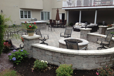 Diseño de patio clásico de tamaño medio sin cubierta en patio trasero con cocina exterior y adoquines de piedra natural