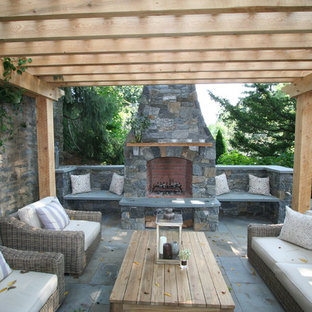 Modelo de patio clásico con brasero y pérgola
