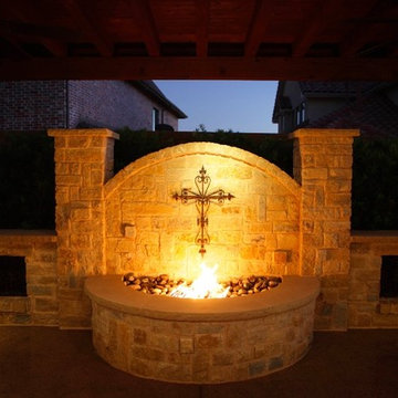 Fireplaces & Fire Pits - Curved Stonewall Fire Pit