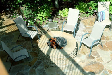 ダラスにある中くらいなラスティックスタイルのおしゃれな裏庭のテラス (ファイヤーピット、天然石敷き、パーゴラ) の写真