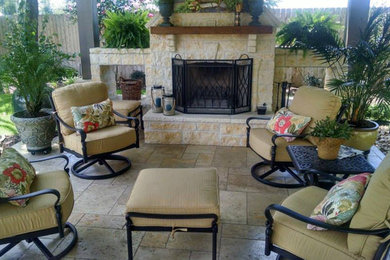 Example of a transitional patio design in Austin