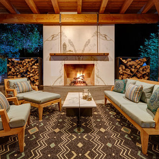 Diseño de patio de estilo de casa de campo, de tamaño medio, en patio trasero, con cenador y chimenea