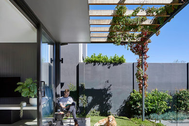 Foto di un patio o portico design